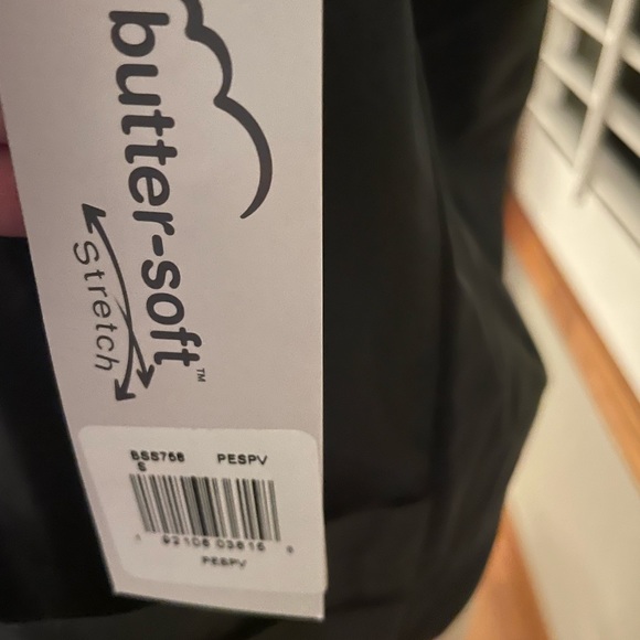 Uniform Advantage Butter Soft Scrub Top - Picture 4 of 6